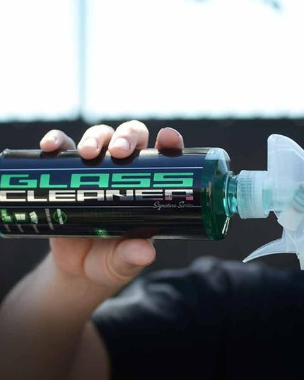 Chemical Guys CLD_202 Signature Series Glass Cleaner (Works on Glass, Windows, Mirrors, Navigation Screens & More; Car, Truck, SUV and Home Use), Ammonia Free & Safe on Tinted Windows, 128 fl oz